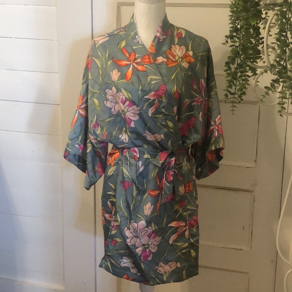 Womens Floral Satin Robe Size M-L Light Weight Tie Waist Green Short